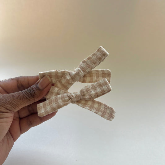 beige gingham piggie set | skinny bow
