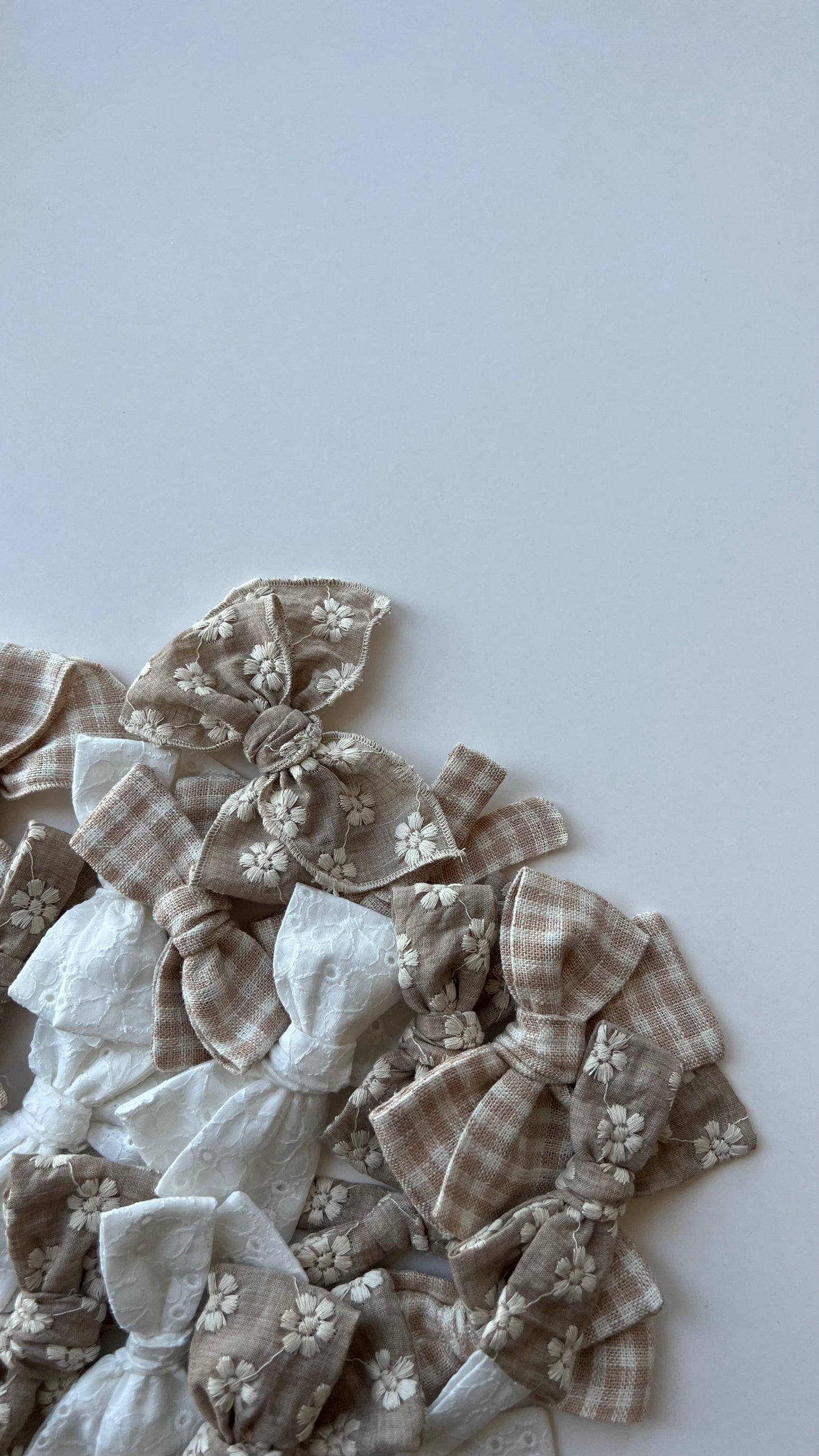 white eyelet | regular bow