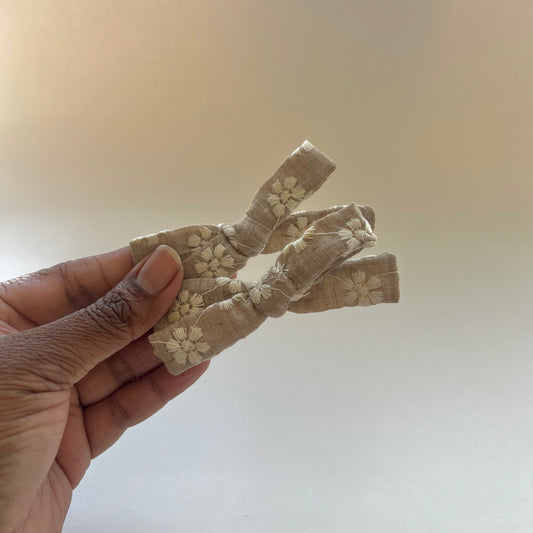 beige embroidered piggie set | skinny bow