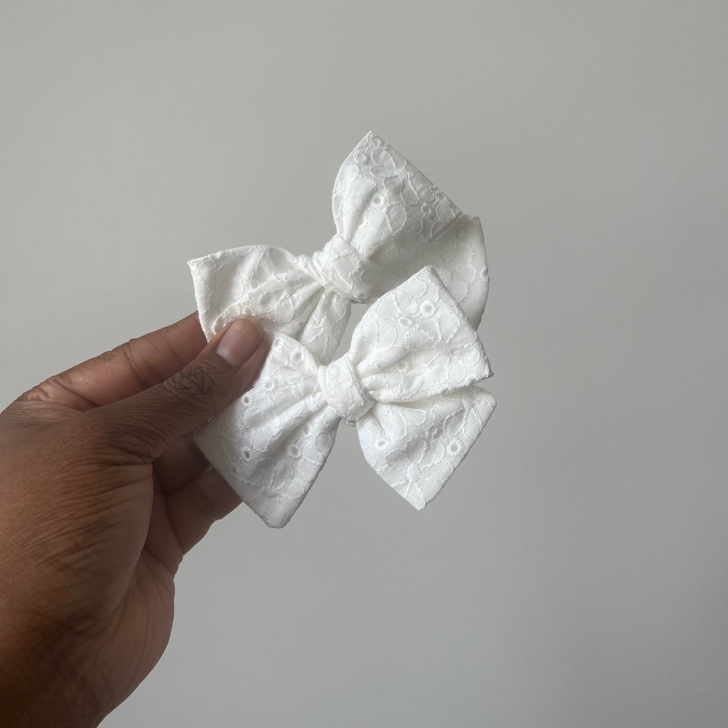 white eyelet piggie set | regular bow