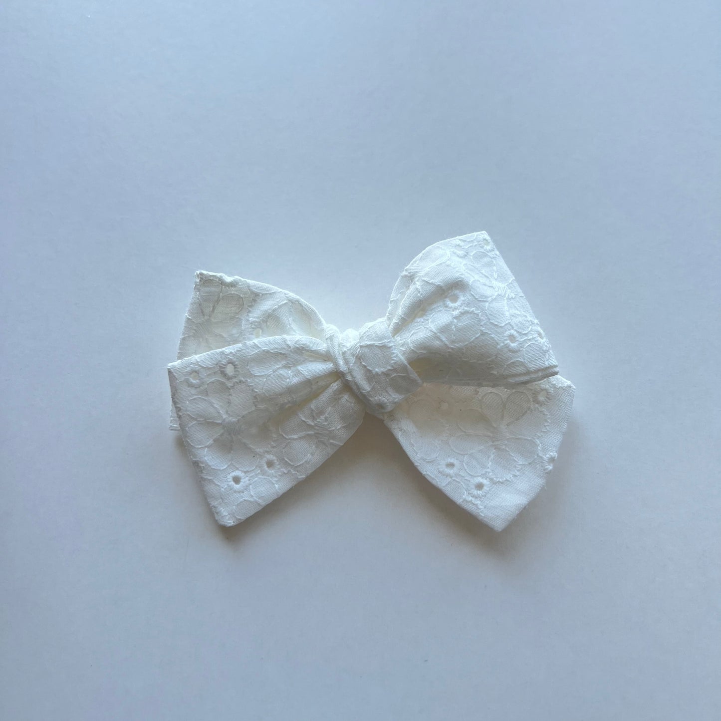 white eyelet | regular bow