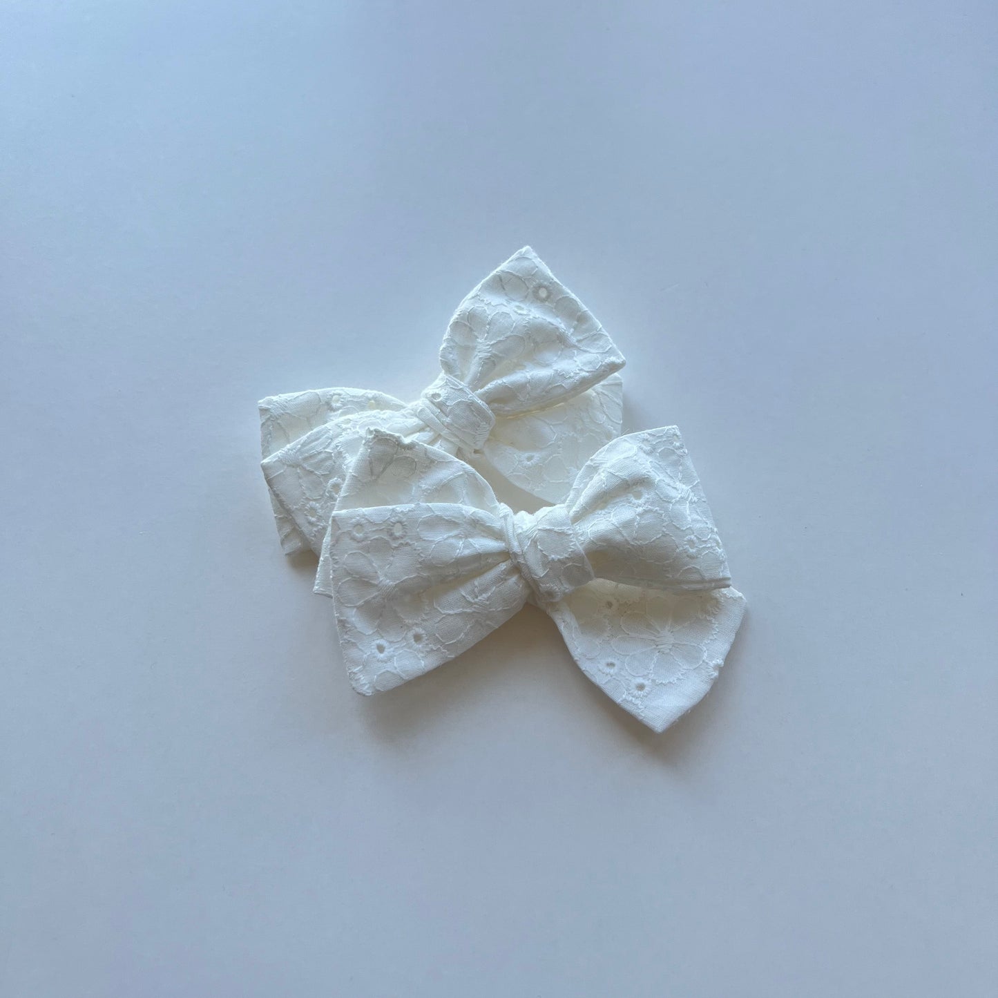 white eyelet piggie set | regular bow
