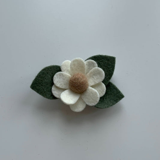 single mini daisy with leaves