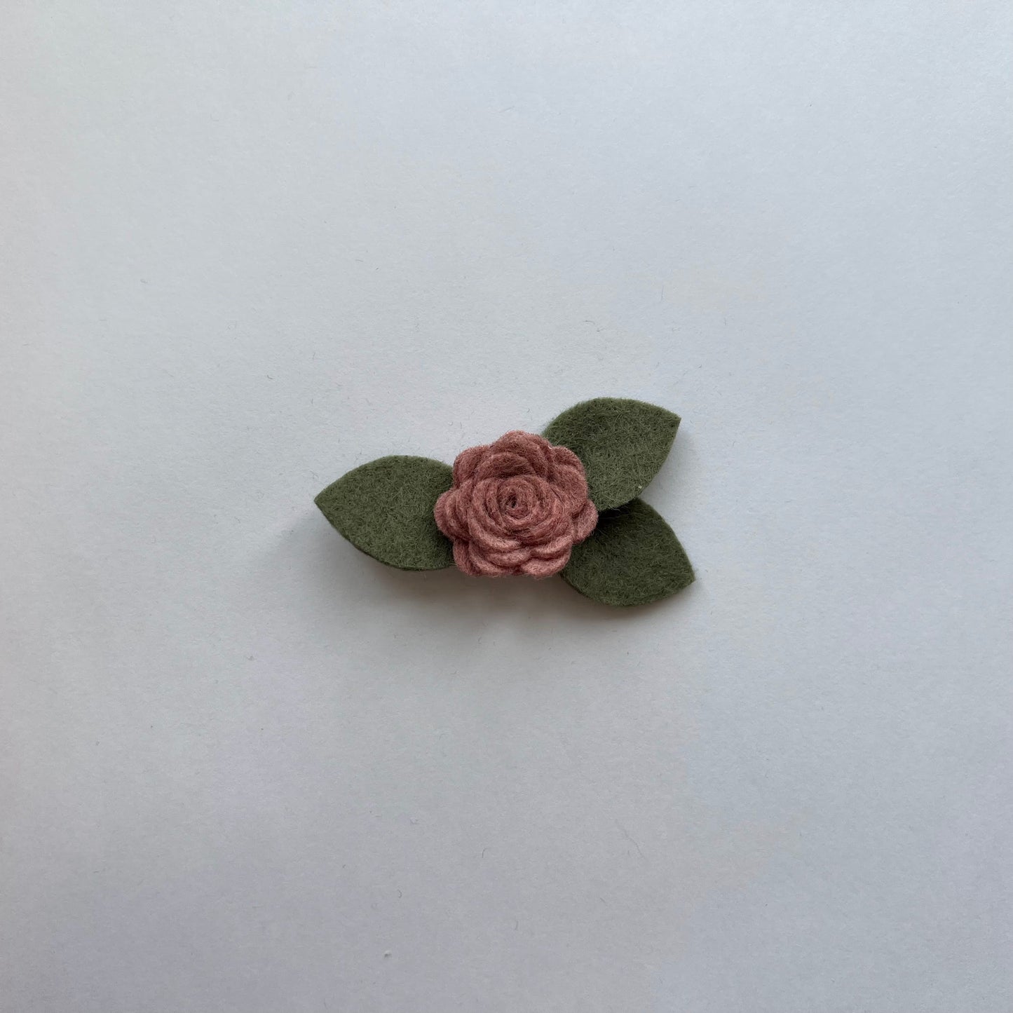 tiny neutral single flowers