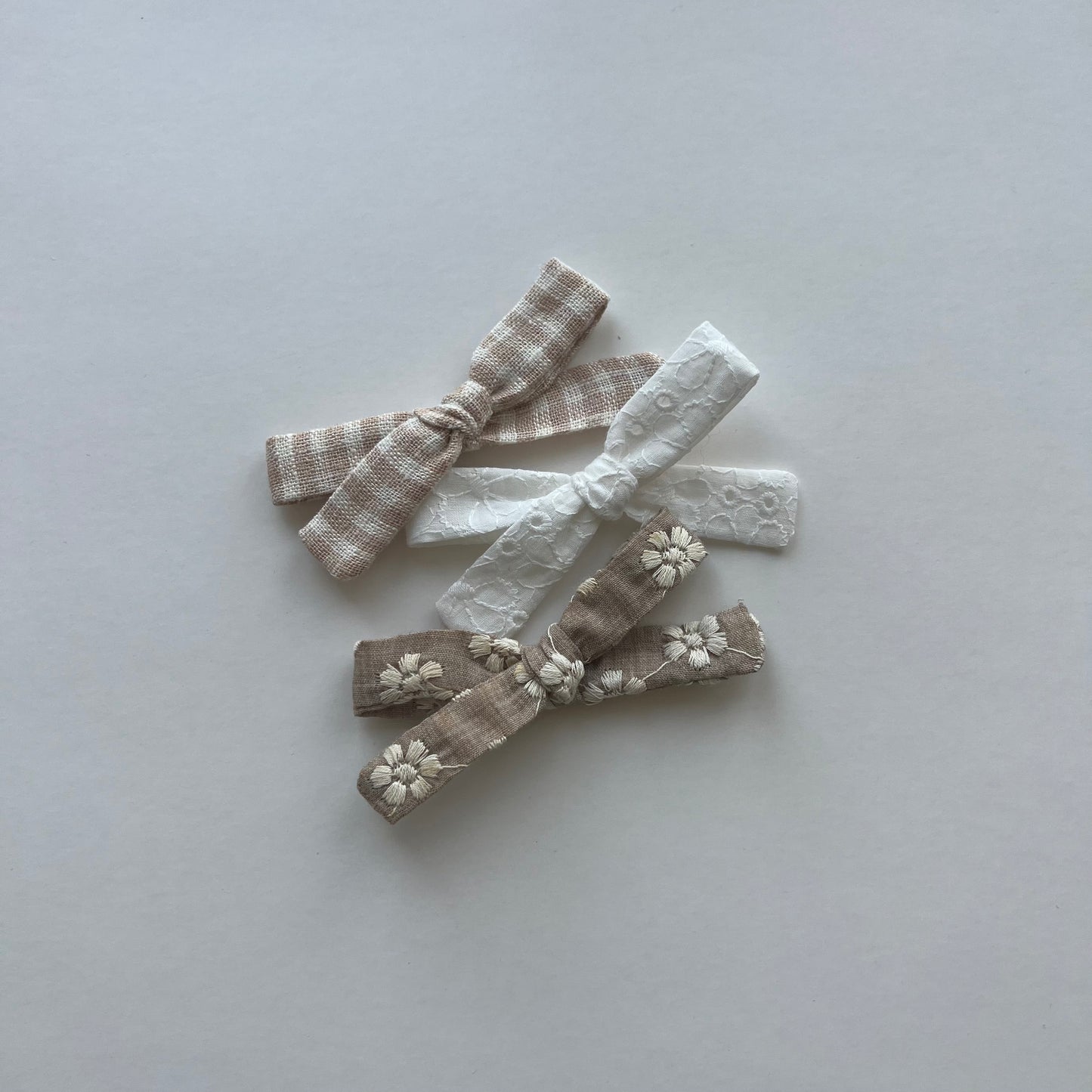 white eyelet piggie set | skinny bow