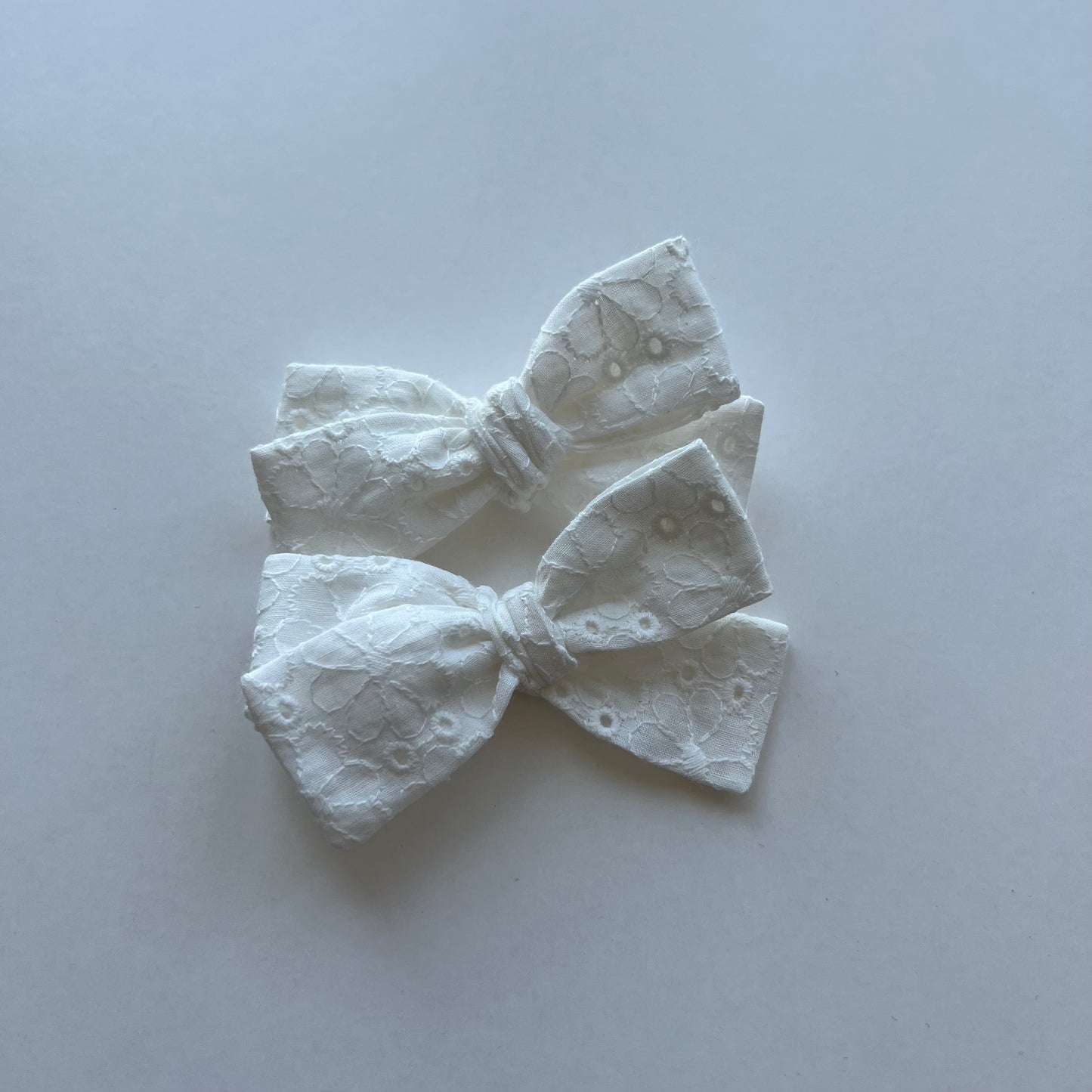 white eyelet piggie set | baby bow