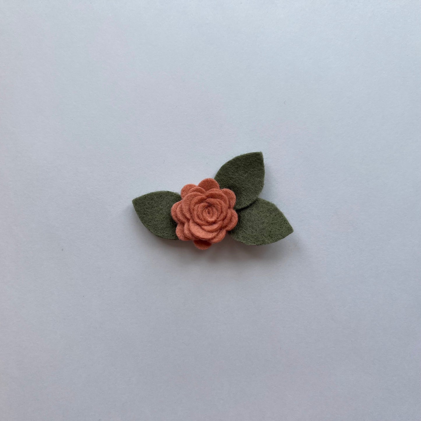 tiny neutral single flowers