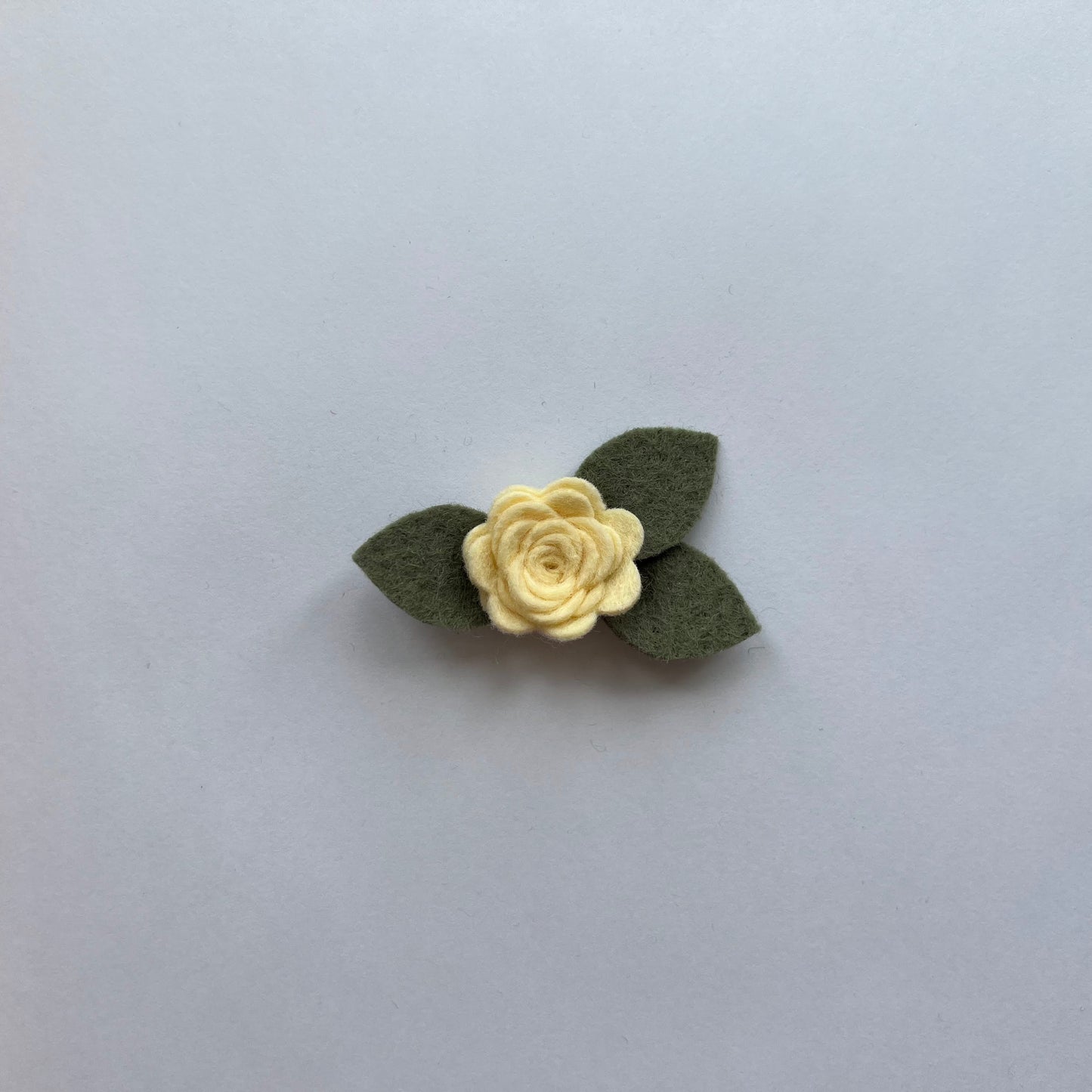 tiny neutral single flowers