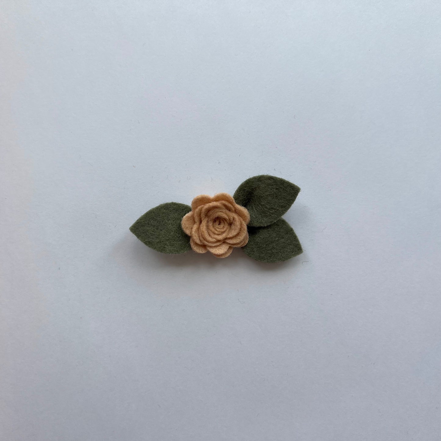 tiny neutral single flowers