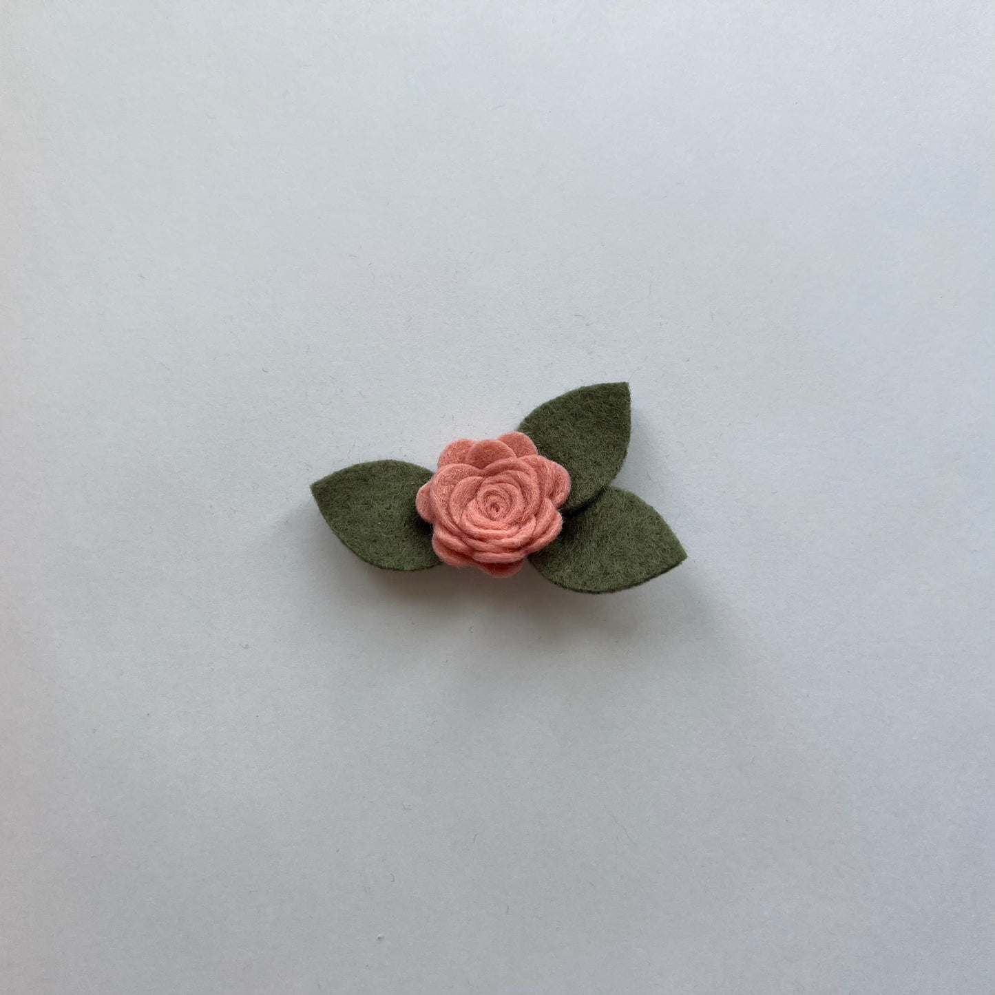 tiny neutral single flowers